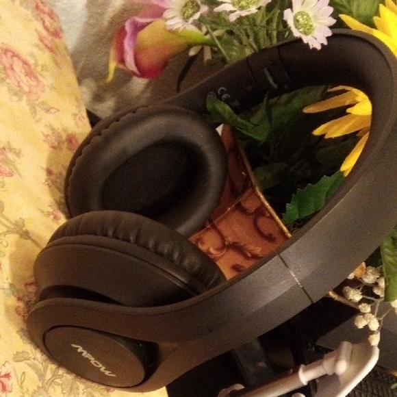 Mpow Black Over-Ear Headphones - Picture 4 of 5